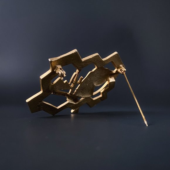 Vintage Western Cowboy Desert Horse Gun Gold Wash Rectangular Framed Brooch - Picture 4 of 6